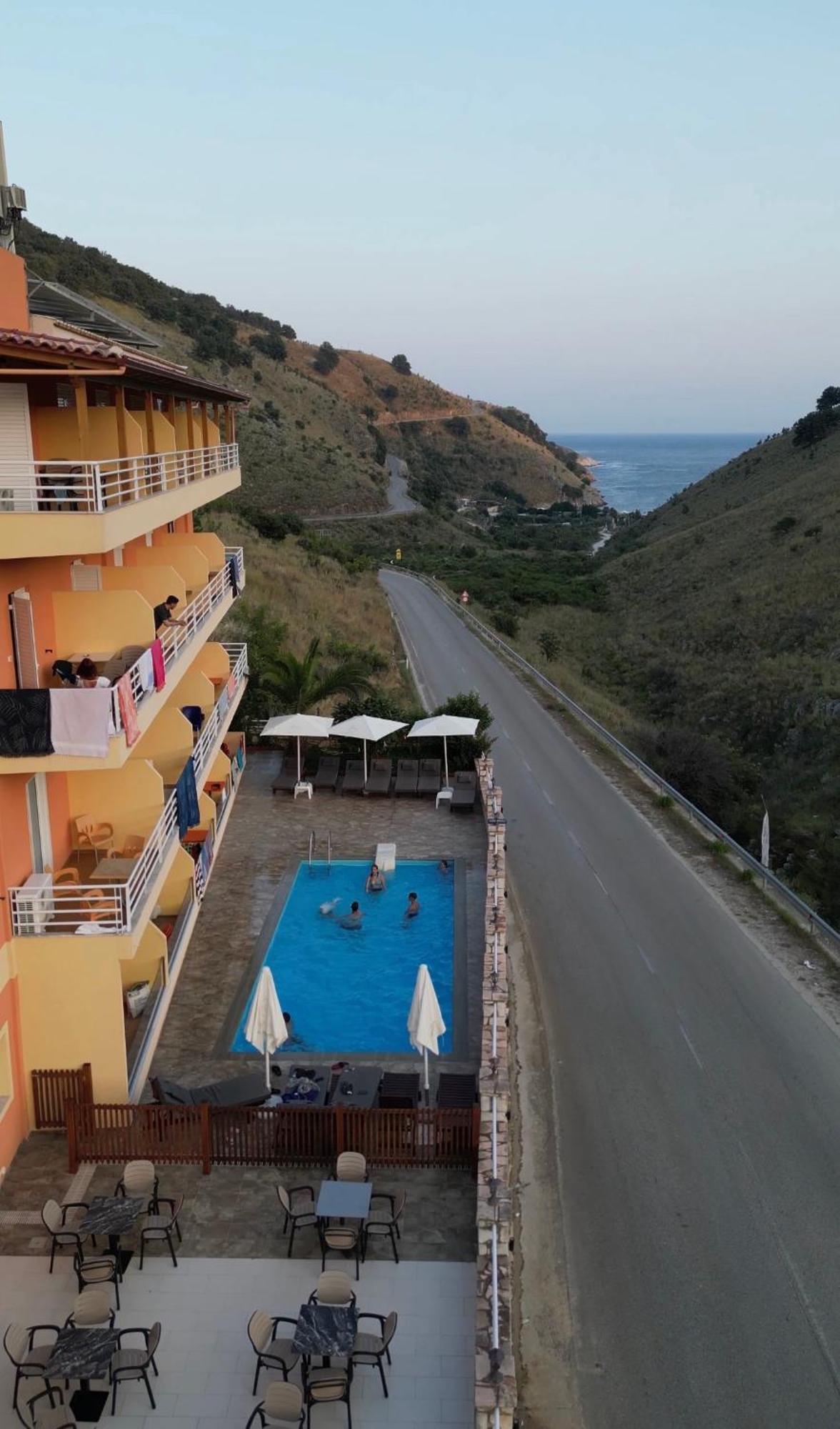 Karos Hotel Llaman Himare Exterior photo